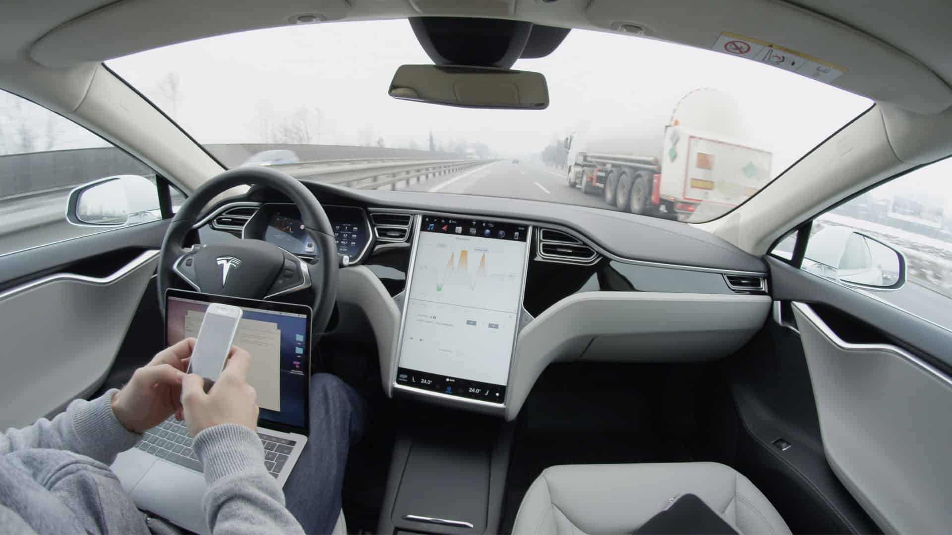 Como funcionam os carros que dirigem sozinhos?