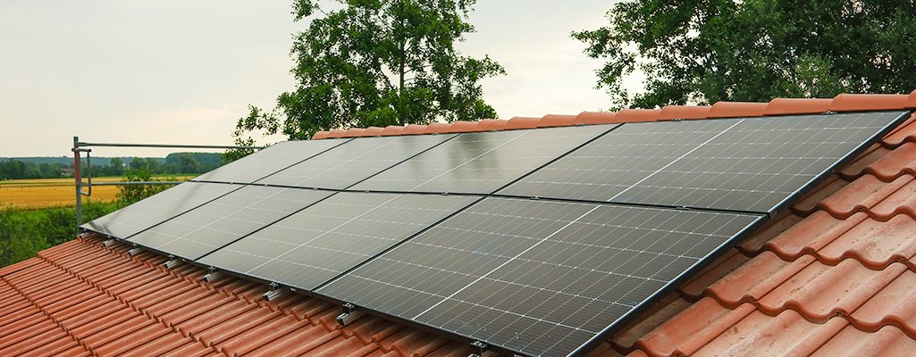 Energia solar pode carregar carro elétrico em casa?