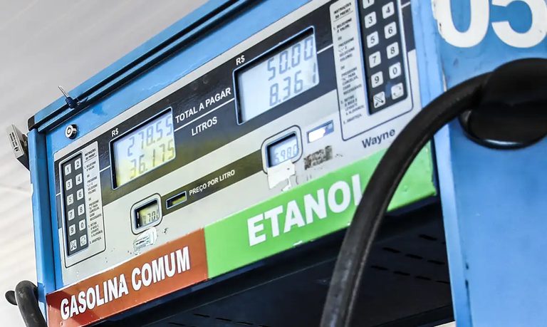 Gasolina passa a ter 32% de etanol no Brasil
