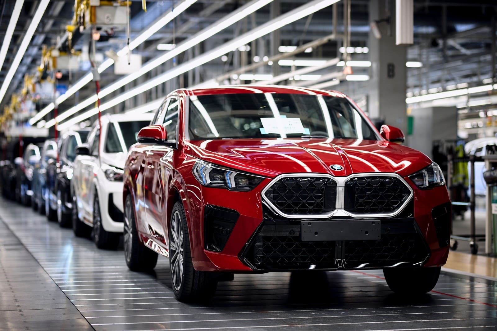 BMW bate recorde histórico e mostra força da produção na Europa