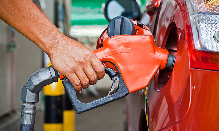 Brasil compra mais elétricos, mas gasolina continua subindo