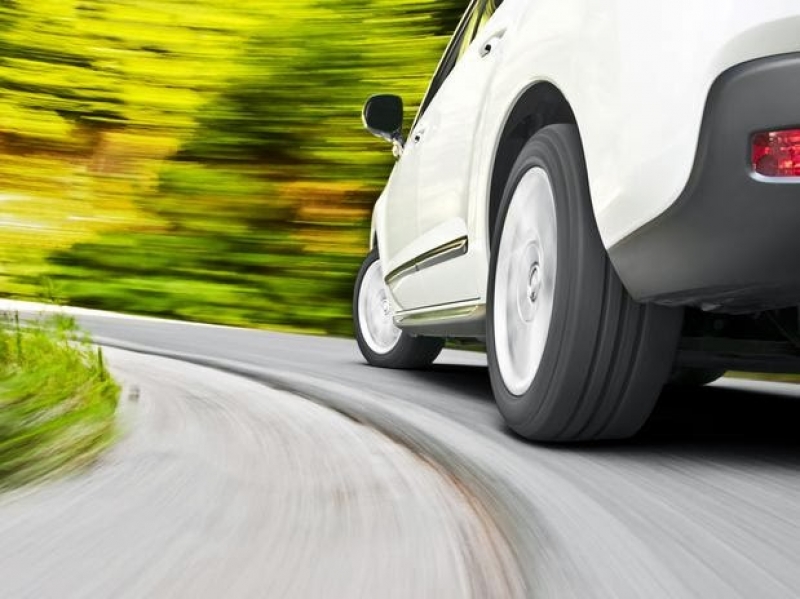 Volante leve na curva é sinal de alerta