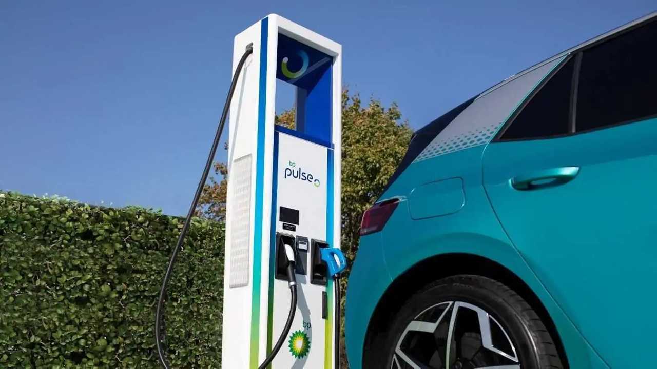 Brasil quase triplica carregadores rápidos para elétricos