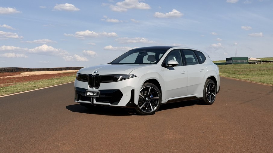 BMW iX3 chega com 60 polegadas de telas e 570 km de autonomia