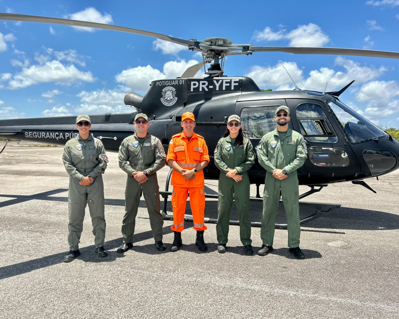 RN forma primeiras mulheres pilotos de helicóptero