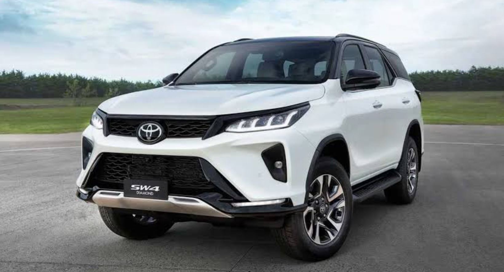 Novo Toyota SW4 será apresentado em dezembro