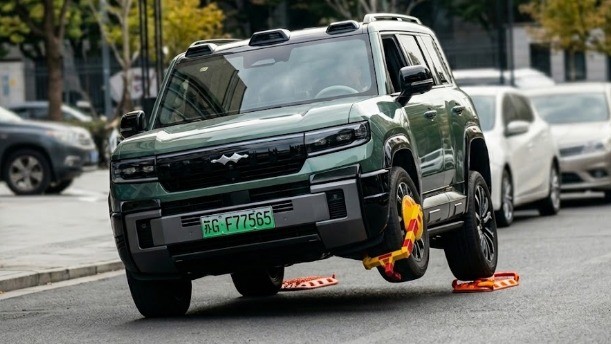 SUV da BYD anda com três rodas graças à suspensão hidráulica