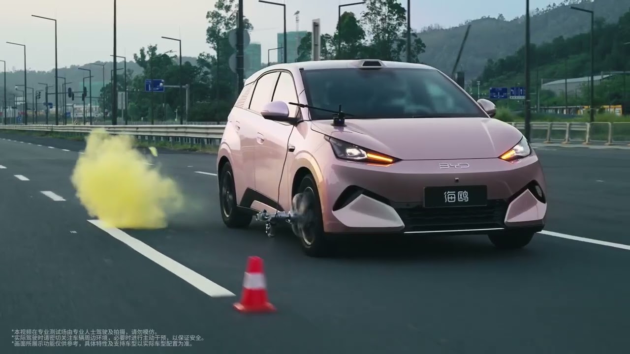 BYD Dolphin Mini mantém controle após furo de pneu a 140 km/h