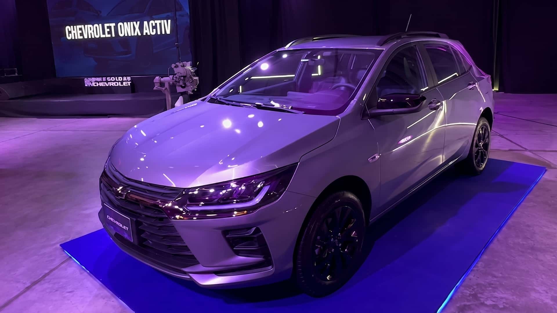 Chevrolet Onix Activ 2027 reaparece com visual aventureiro